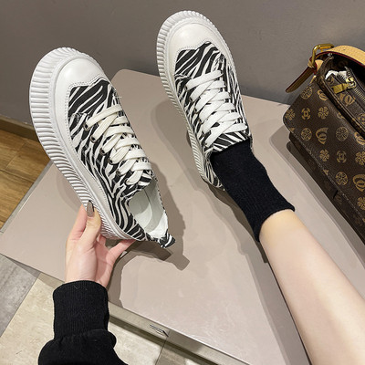 Sieviešu kedas ar augstām zolēm un dzīvnieku apdruku