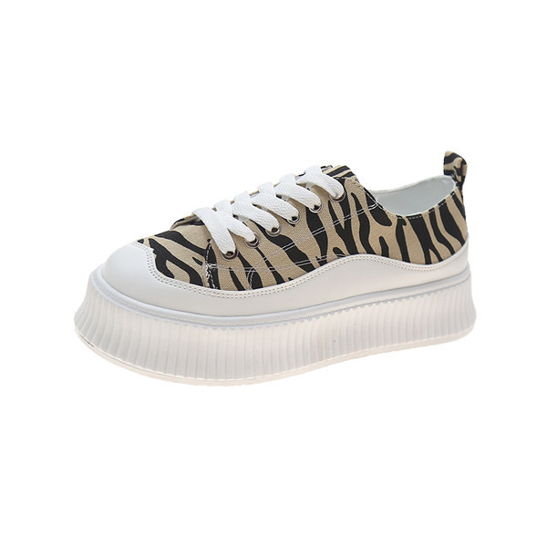 Sieviešu kedas ar augstām zolēm un dzīvnieku apdruku