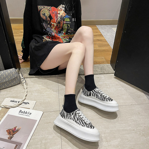 Sieviešu kedas ar augstām zolēm un dzīvnieku apdruku