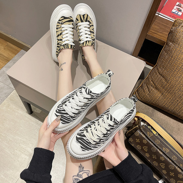 Sieviešu kedas ar augstām zolēm un dzīvnieku apdruku