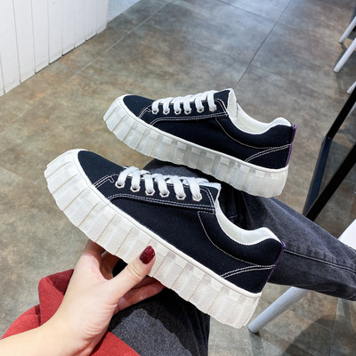 Jauns sieviešu kedu modelis ar šņorēm un 3,5 cm augstu platformu