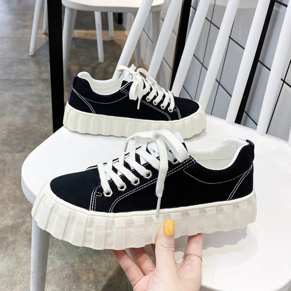 Jauns sieviešu kedu modelis ar šņorēm un 3,5 cm augstu platformu