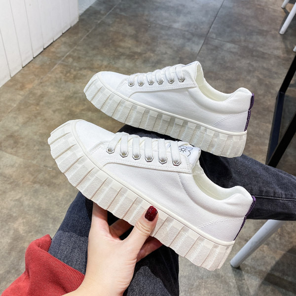 Jauns sieviešu kedu modelis ar šņorēm un 3,5 cm augstu platformu