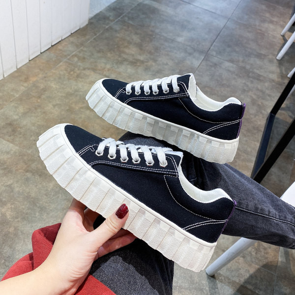 Jauns sieviešu kedu modelis ar šņorēm un 3,5 cm augstu platformu