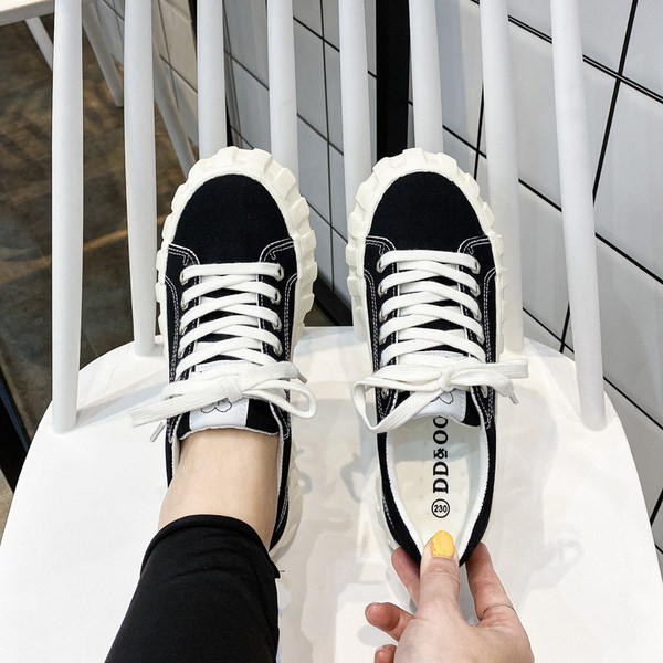 Jauns sieviešu kedu modelis ar šņorēm un 3,5 cm augstu platformu