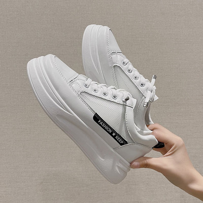 Sieviešu kedas ar sietu un mežģīnēm baltā krāsā