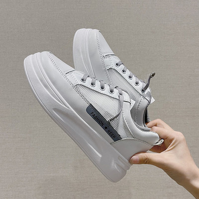 Sieviešu kedas ar sietu un mežģīnēm baltā krāsā