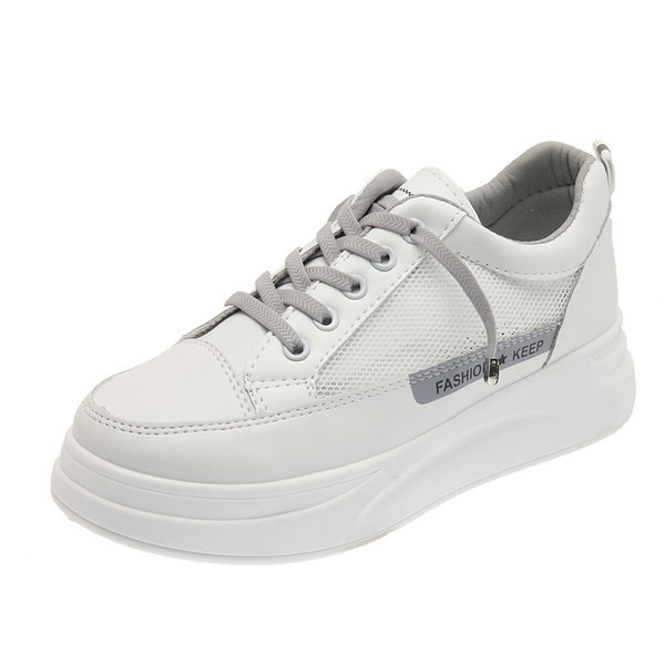 Sieviešu kedas ar sietu un mežģīnēm baltā krāsā