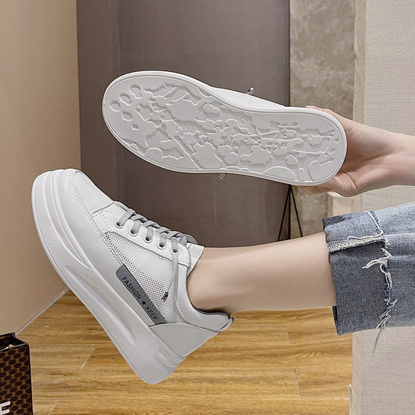 Sieviešu kedas ar sietu un mežģīnēm baltā krāsā