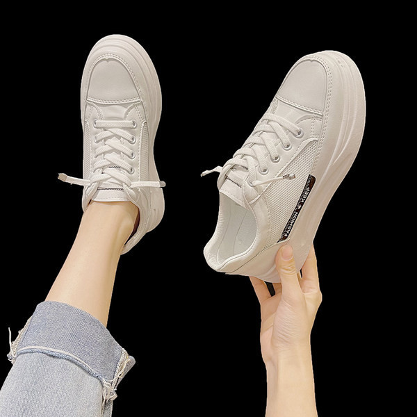 Sieviešu kedas ar sietu un mežģīnēm baltā krāsā