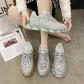 Mūsdienīgas spīdīgas kedas ar akmeņiem un emblēmu