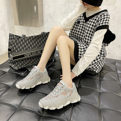 Mūsdienīgas spīdīgas kedas ar akmeņiem un emblēmu