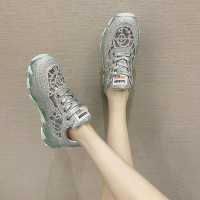 Mūsdienīgas spīdīgas kedas ar akmeņiem un emblēmu