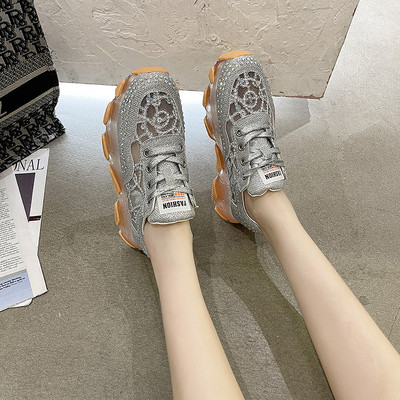 Mūsdienīgas spīdīgas kedas ar akmeņiem un emblēmu