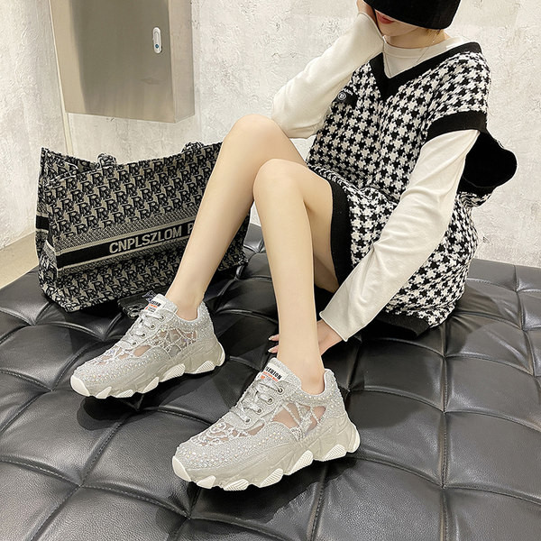 Mūsdienīgas spīdīgas kedas ar akmeņiem un emblēmu