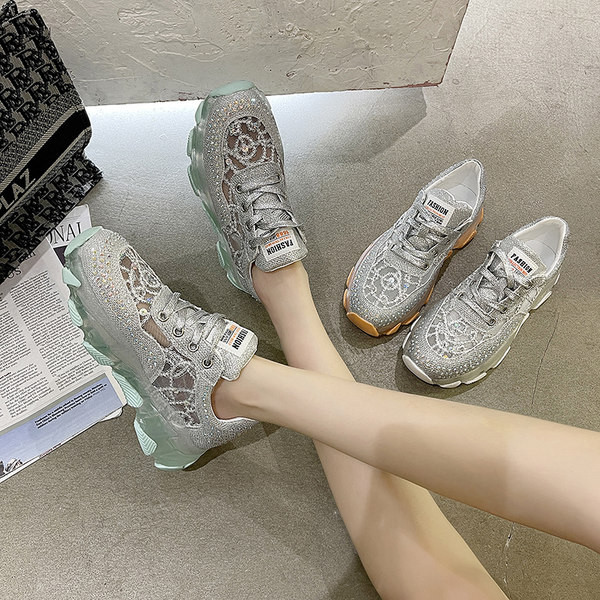 Mūsdienīgas spīdīgas kedas ar akmeņiem un emblēmu