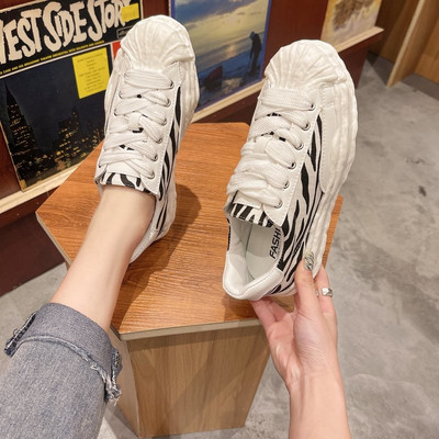 Model nou de adidasi de primavara cu animal print