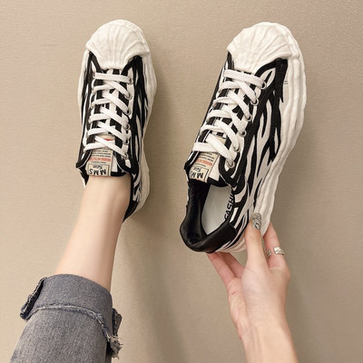 Model nou de adidasi de primavara cu animal print