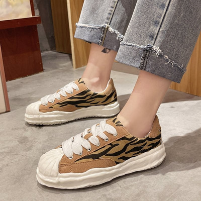Model nou de adidasi de primavara cu animal print