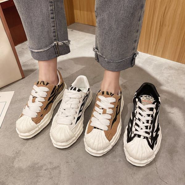 Model nou de adidasi de primavara cu animal print