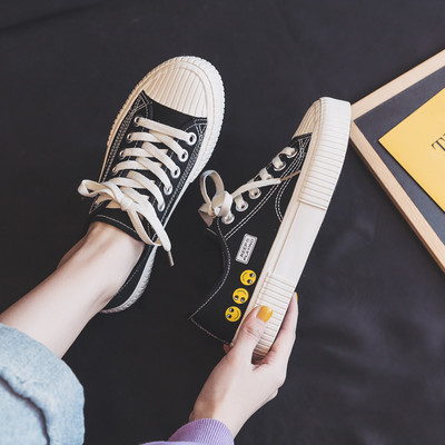 Sieviešu ikdienas kedas ar emocijzīmēm un saitēm