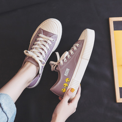 Sieviešu ikdienas kedas ar emocijzīmēm un saitēm