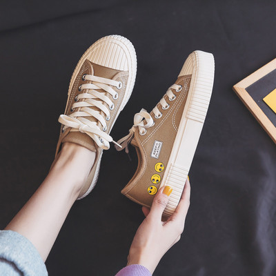 Sieviešu ikdienas kedas ar emocijzīmēm un saitēm