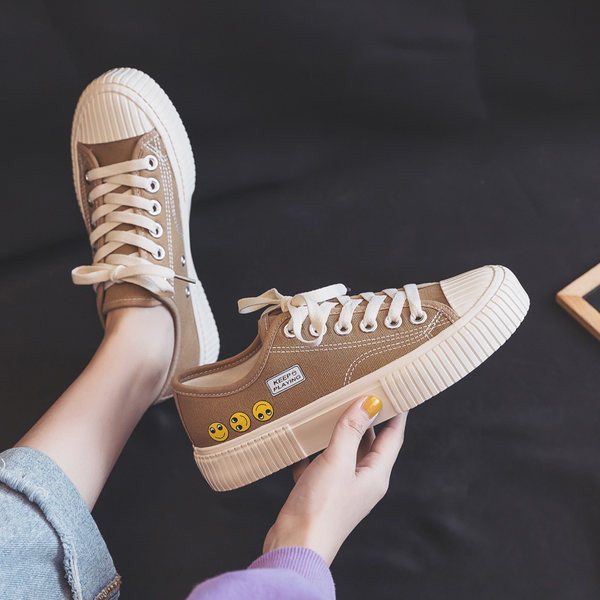 Sieviešu ikdienas kedas ar emocijzīmēm un saitēm