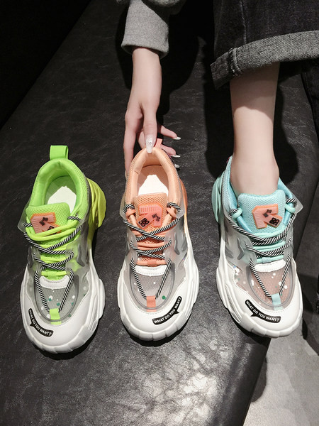 Sieviešu kedas zaigojošās krāsās un 5 cm platformu