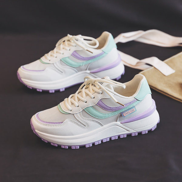 Model nou de adidași de damă cu talpă aspră și inscripție