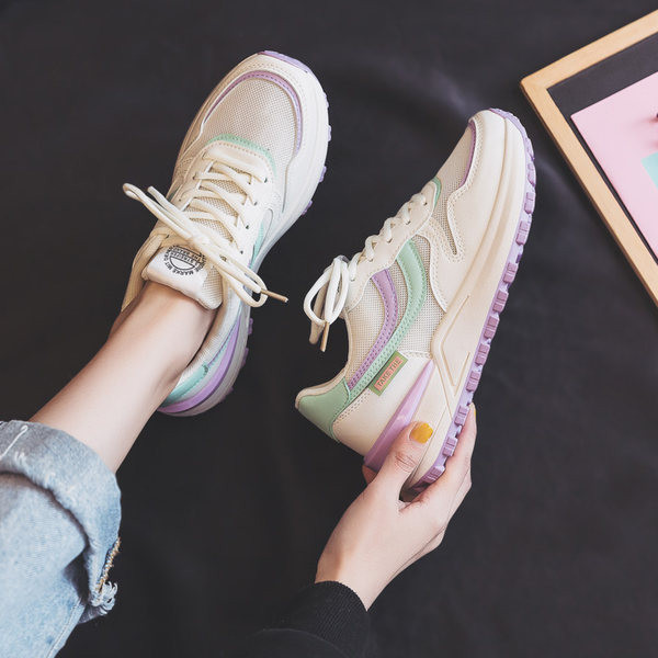 Model nou de adidași de damă cu talpă aspră și inscripție