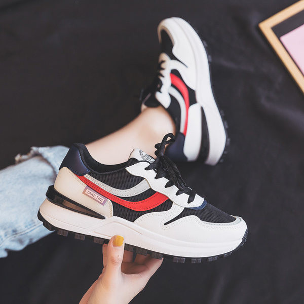 Model nou de adidași de damă cu talpă aspră și inscripție