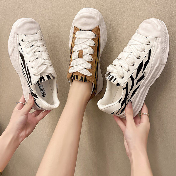 Sieviešu kedas baltā un brūnā krāsā