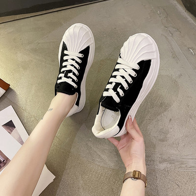 Γυναικεία αθλητικά παπούτσια με χοντρά πέλματα και κορδόνια