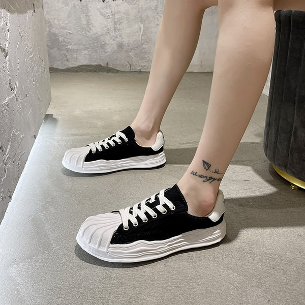 Γυναικεία αθλητικά παπούτσια με χοντρά πέλματα και κορδόνια