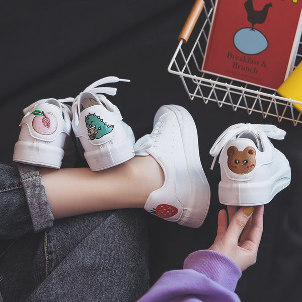 Sieviešu ikdienas kedas ar 3D aplikāciju