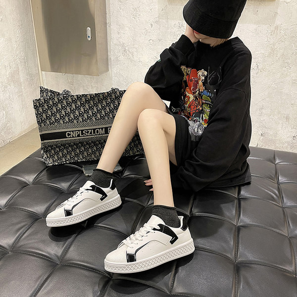 Γυναικεία έκο δερμάτινα αθλητικά παπούτσια με επίπεδη σόλα και κορδόνια