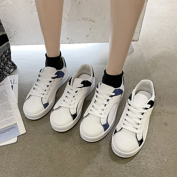 Γυναικεία έκο δερμάτινα αθλητικά παπούτσια με επίπεδη σόλα και κορδόνια