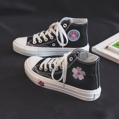 Sieviešu pavasara kedas ar izšūtiem ziediem