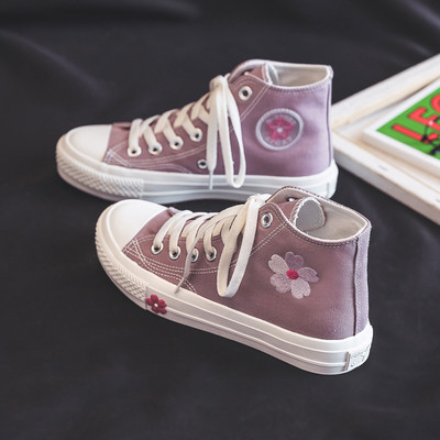 Sieviešu pavasara kedas ar izšūtiem ziediem