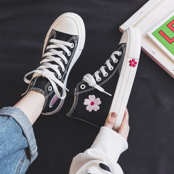 Sieviešu pavasara kedas ar izšūtiem ziediem