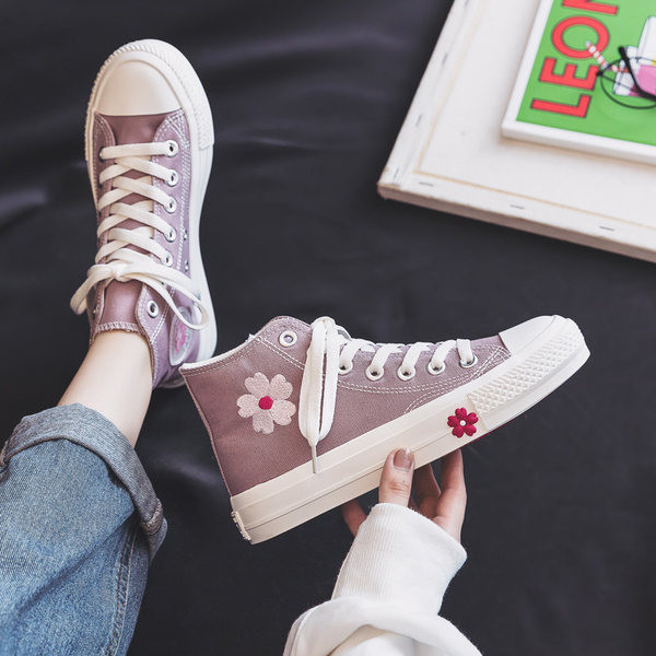 Sieviešu pavasara kedas ar izšūtiem ziediem