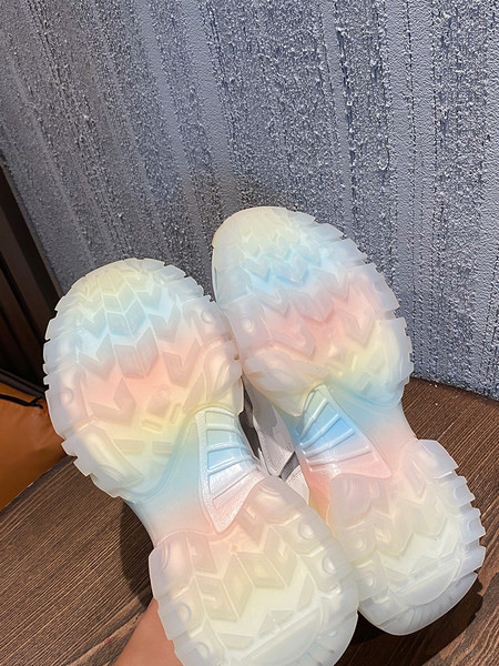 Sieviešu kedas ar krāsainu zoli un sietu