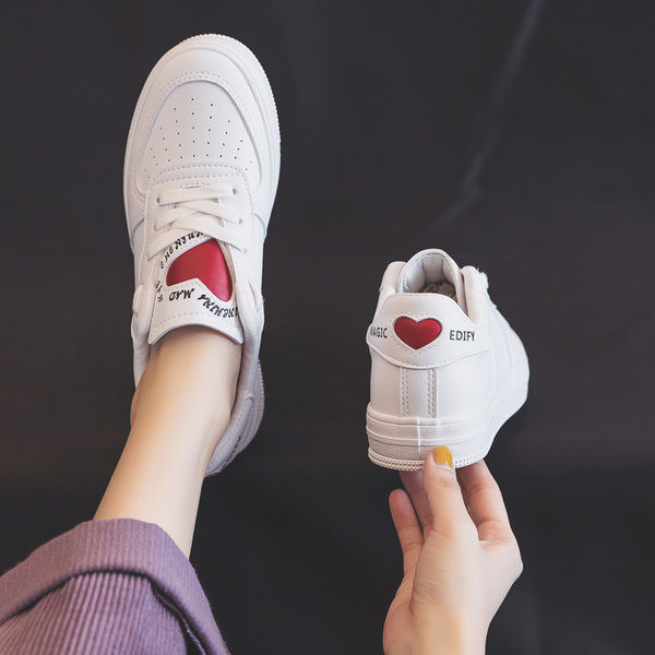 Γυναικεία αθλητικά παπούτσια με απλικέ καρδιά και επιγραφή - κατασκευασμένα από οικολογικό δέρμα
