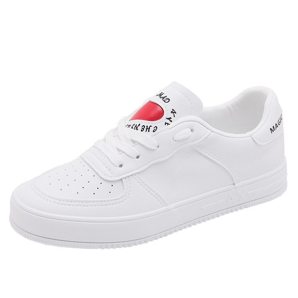 Γυναικεία αθλητικά παπούτσια με απλικέ καρδιά και επιγραφή - κατασκευασμένα από οικολογικό δέρμα