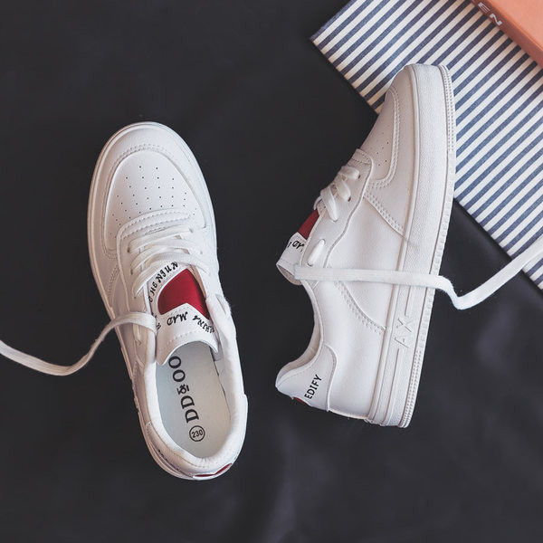 Γυναικεία αθλητικά παπούτσια με απλικέ καρδιά και επιγραφή - κατασκευασμένα από οικολογικό δέρμα