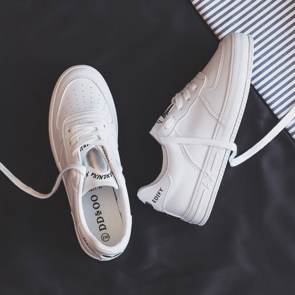 Γυναικεία αθλητικά παπούτσια με απλικέ καρδιά και επιγραφή - κατασκευασμένα από οικολογικό δέρμα