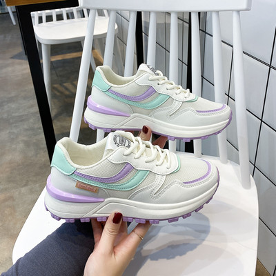 Sieviešu sporta kedas ar plakanām zolēm un šņorēm