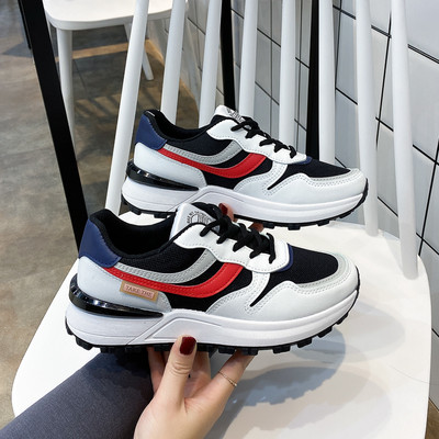 Sieviešu sporta kedas ar plakanām zolēm un šņorēm