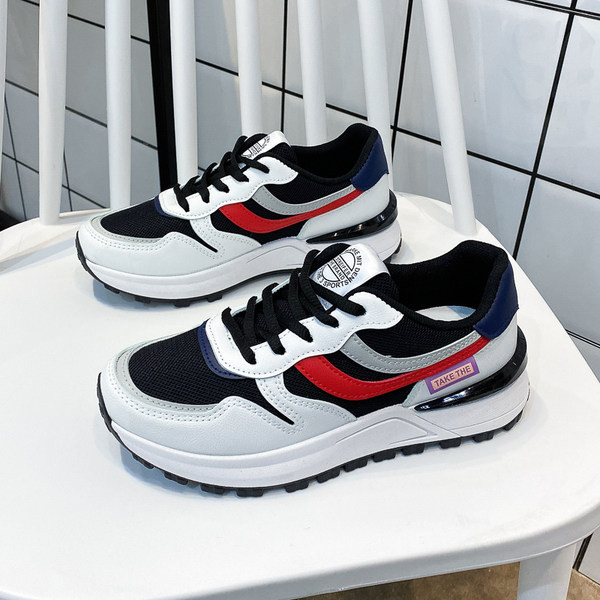 Sieviešu sporta kedas ar plakanām zolēm un šņorēm